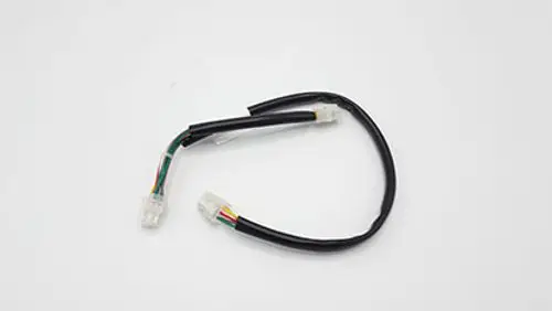 Kabel mit verbundenen Steckerenden, typisch für Kommunikationssysteme, möglicherweise für Remeha-Heiztechnik oder ähnliche Produkte.